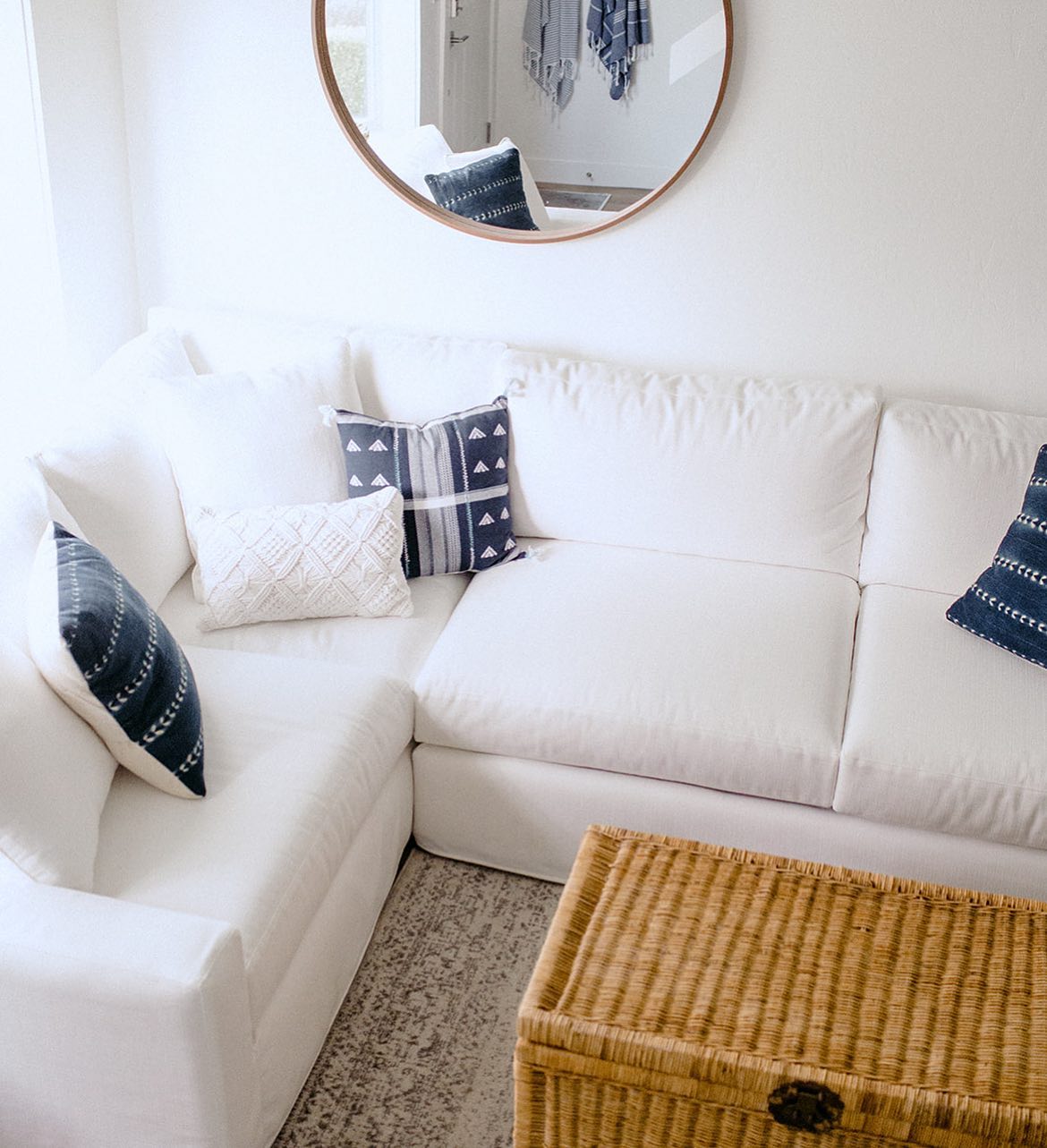 Monday Blues 💙

@alibeckphoto 
#thesealoft #coastalinterior #coastalhome #interiordesign #beachouse #moderncoastal #coastaldecor #mondayblues